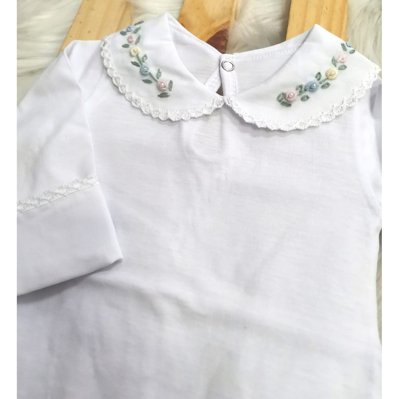 body branco com gola bordada florzinhas coloridas
